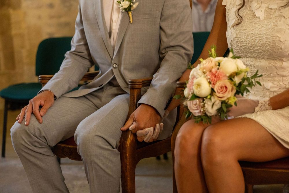 Détail des alliances et bouquet de mariée, reportage photo mariage à Aix-en-Provence.