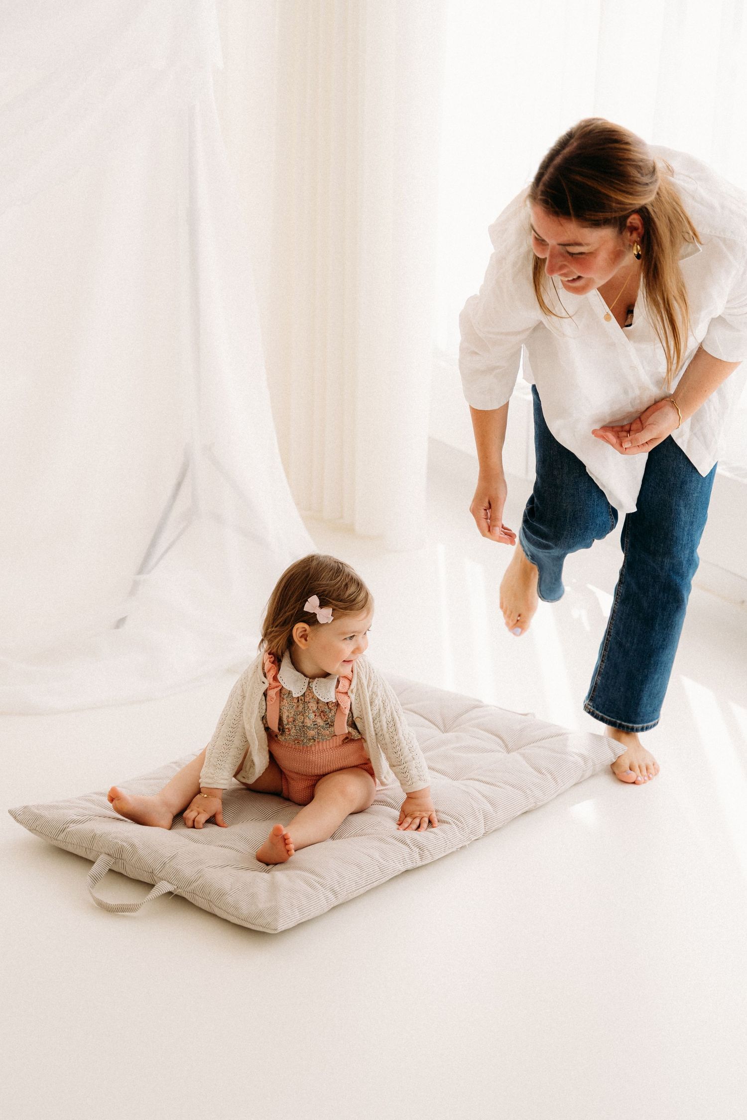 Mommy & Me fotograaf Antwerpen met een natuurlijke stijl.