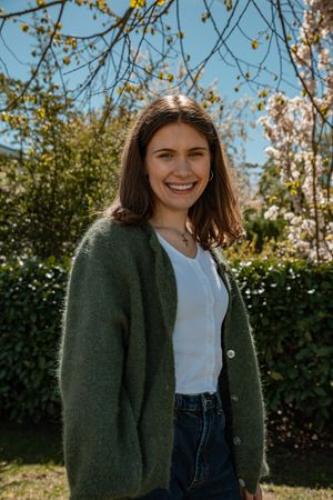 Natürliches Outdoor-Portrait einer jungen Frau im Frühlingsgarten
