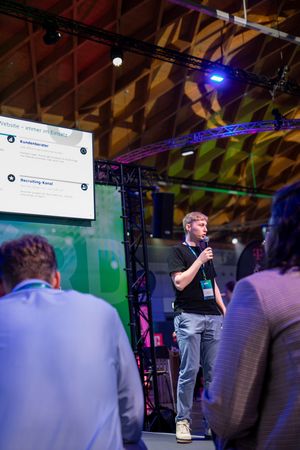 Speaker bei einem Vortrag auf einer Business-Veranstaltung