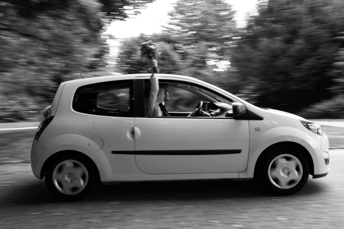 Brautauto mit Brautpaar an der Welschen Mühle in Aachen Haaren nach der standesamtlichen Hochzeit.