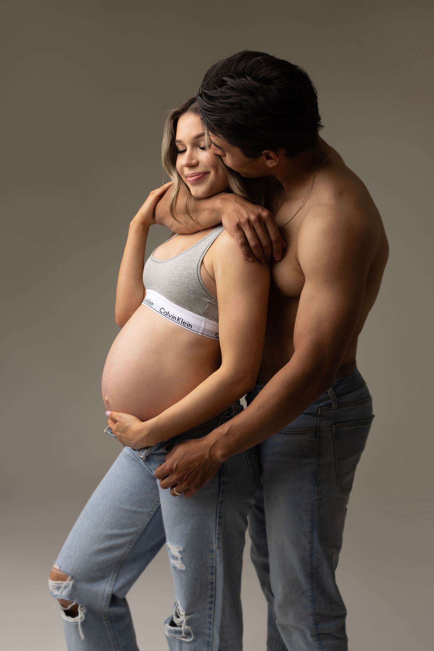 Lindsay a gorgeous mom to be so beautiful and radiant during her maternity photos with Elizabeth Lang Photography. a sensual couples photo.