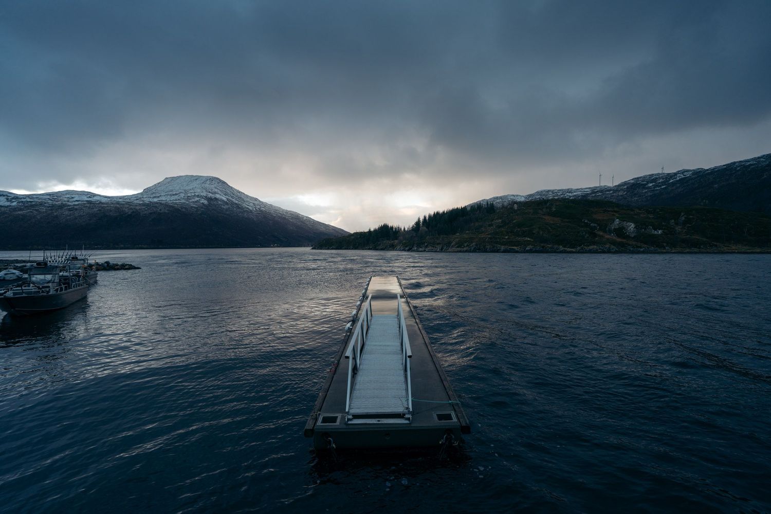 ponton à bateau à lauklines sous un temps d'automne menaçant avec une legere eclaircie en arrière-plan