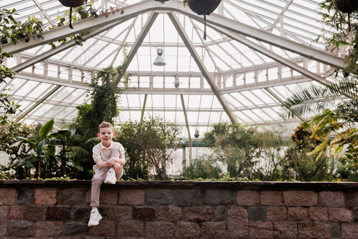 Serre met stenen wand in plantentuin in Meise. Portret voor lentefeest of communie.
