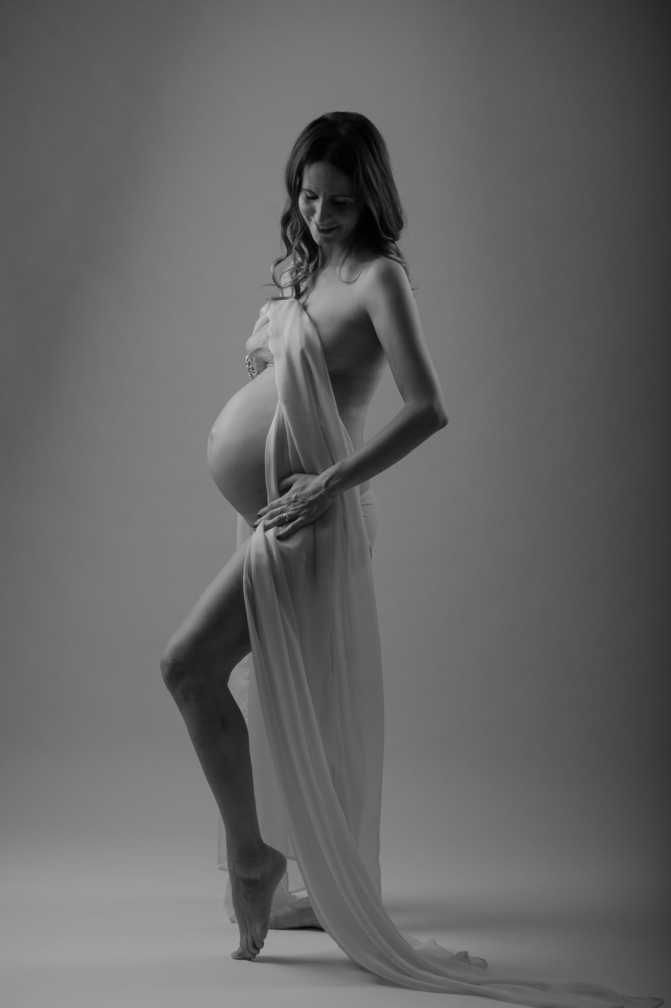 Servizio fotografico di gravidanza glamour in studio a Vicenza. Shooting maternity a Verona