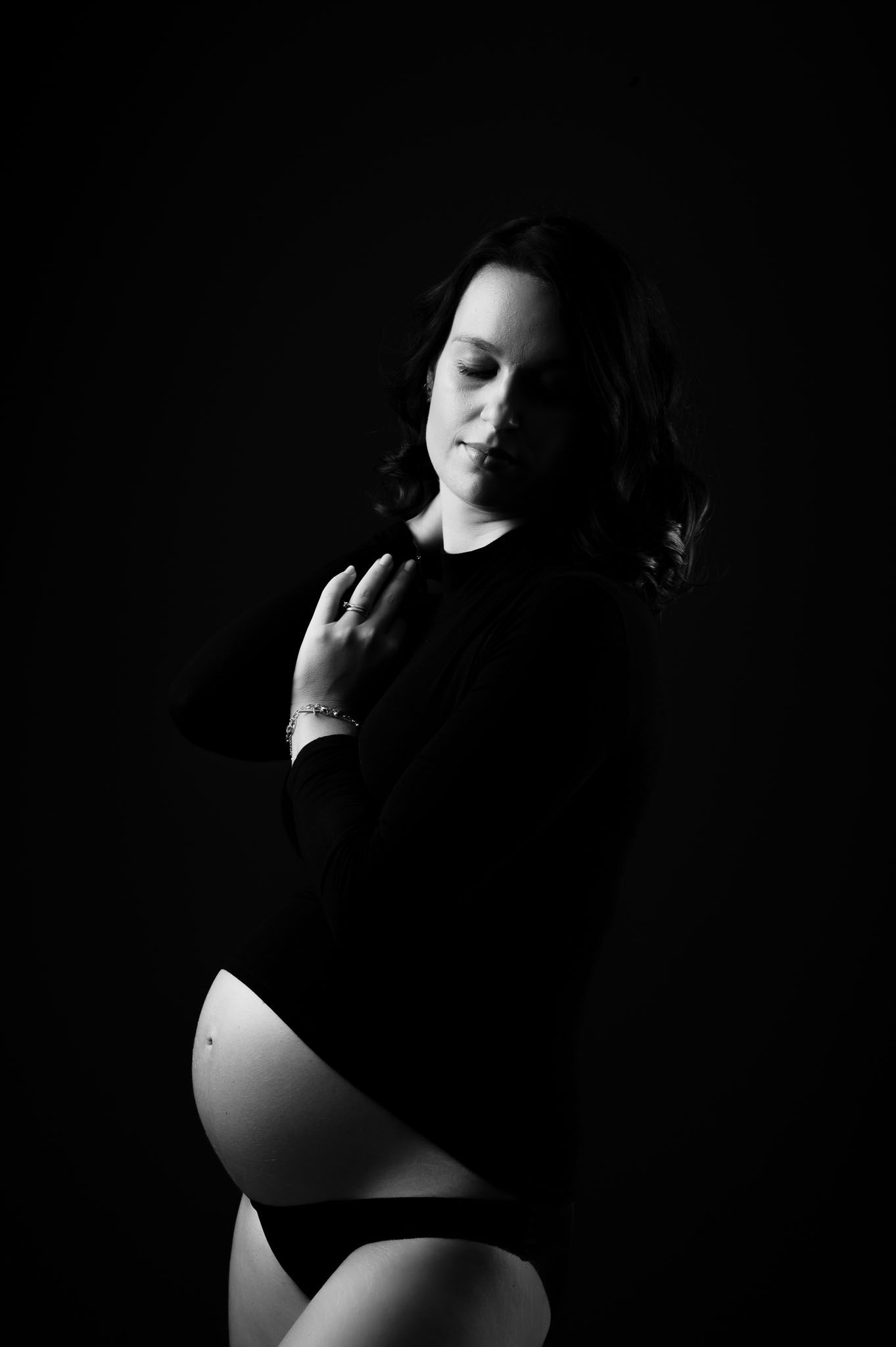 Ritratto maternity dallo stile glamour in studio fotografico a Verona