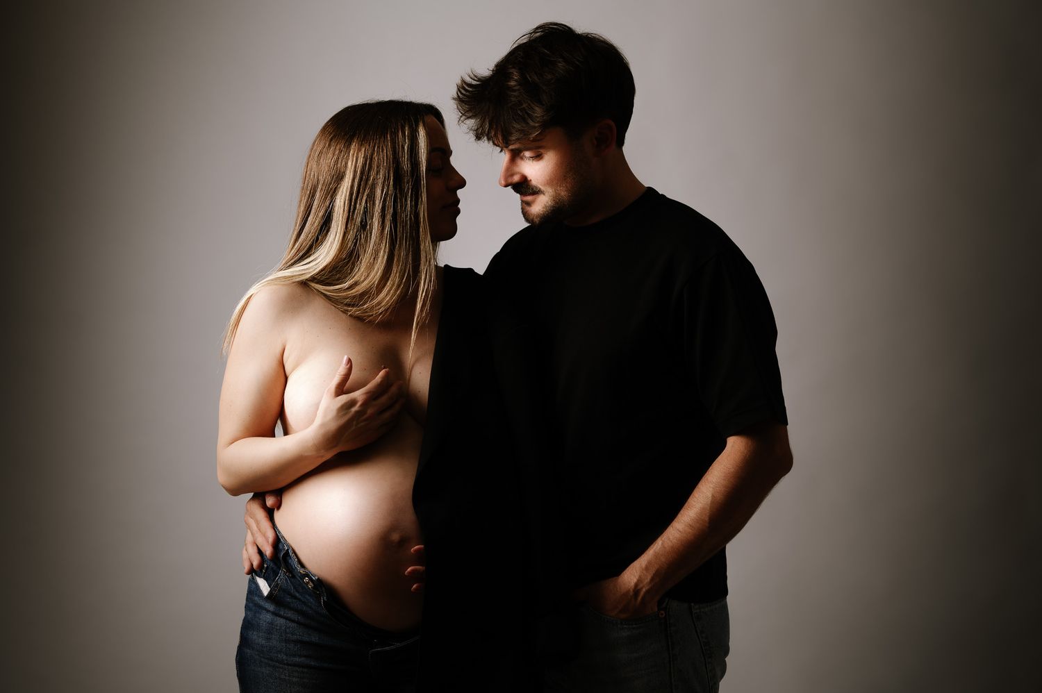 Servizio fotografico di gravidanza glamour in coppia in studio a Vicenza, ritratto maternity Milano,