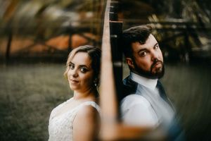 Casamento. Noivos no jardim e muita cumplicidade.