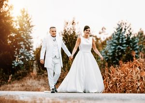 Casamento feminino com cenário mágico.