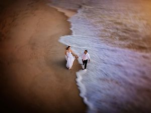Noivos na praia da Tocha no dia do casamento.