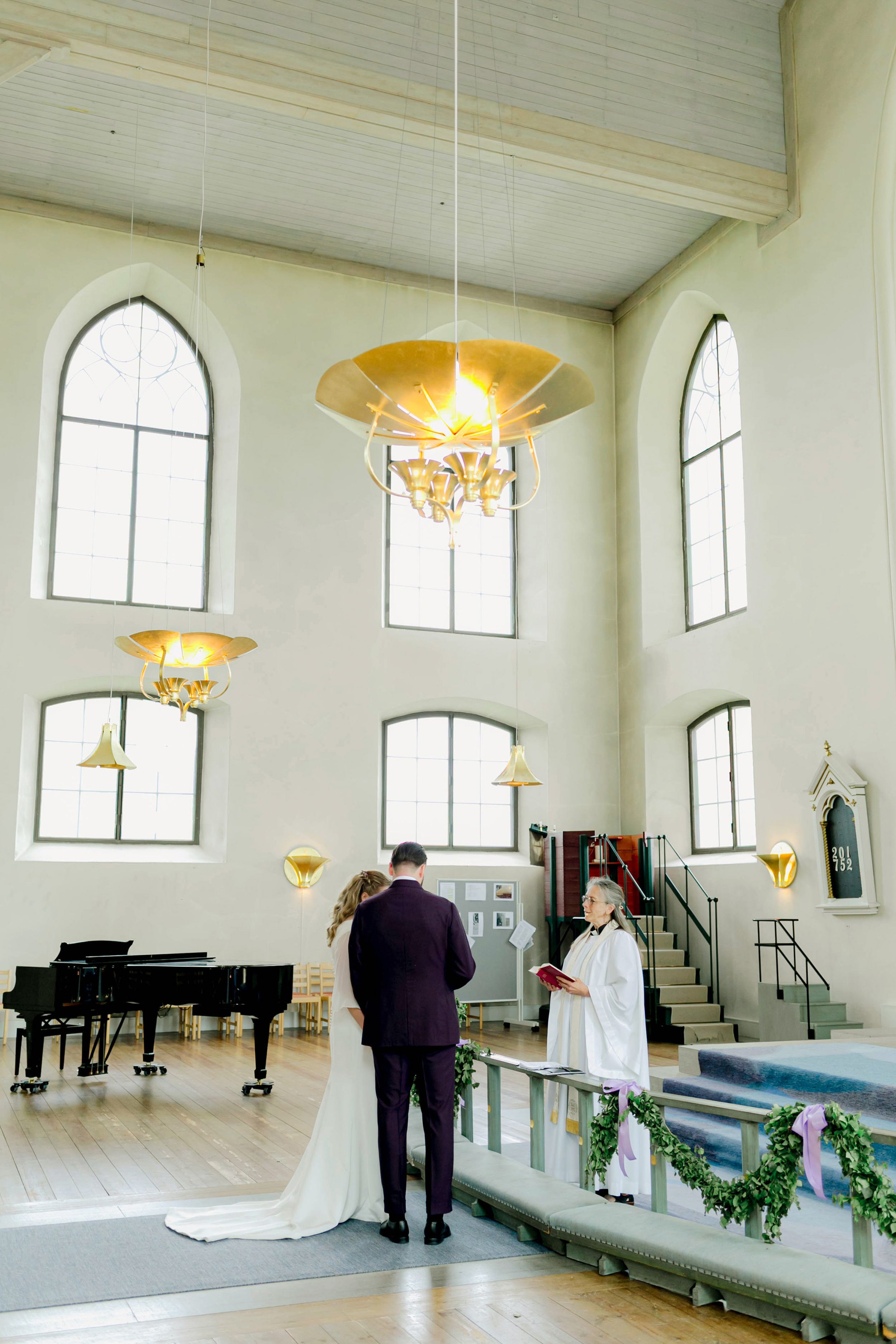 Bröllop i Brunskogs kyrka och Skutbouddens restaurang. Fotograf Rebecca Nordin. Värmland.