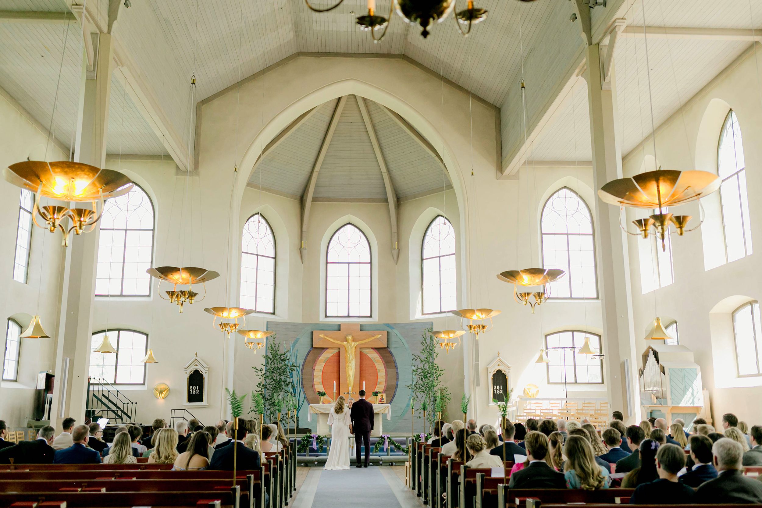 Bröllop i Brunskogs kyrka och Skutbouddens restaurang. Fotograf Rebecca Nordin. Värmland. Överblick över kyrkan.