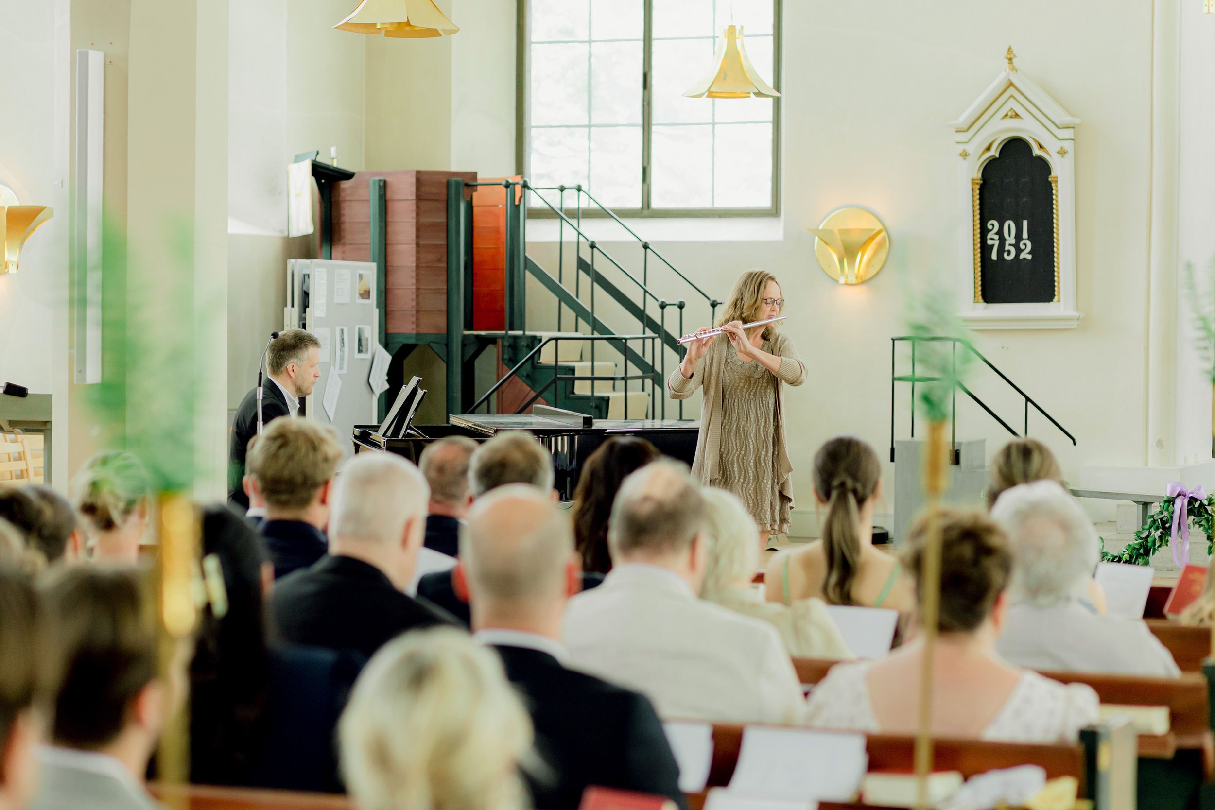 Bröllop i Brunskogs kyrka och Skutbouddens restaurang. Fotograf Rebecca Nordin. Värmland.