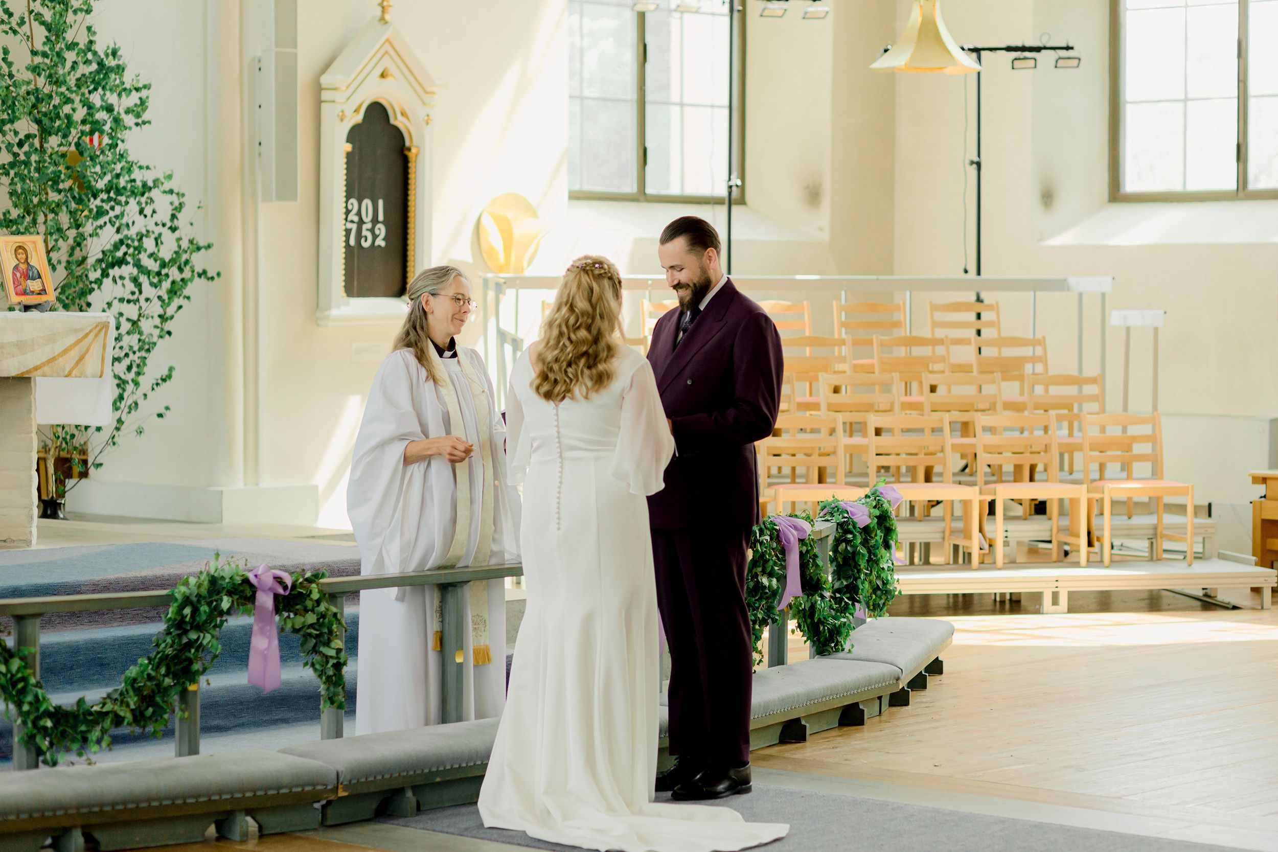 Bröllop i Brunskogs kyrka och Skutbouddens restaurang. Fotograf Rebecca Nordin. Värmland.