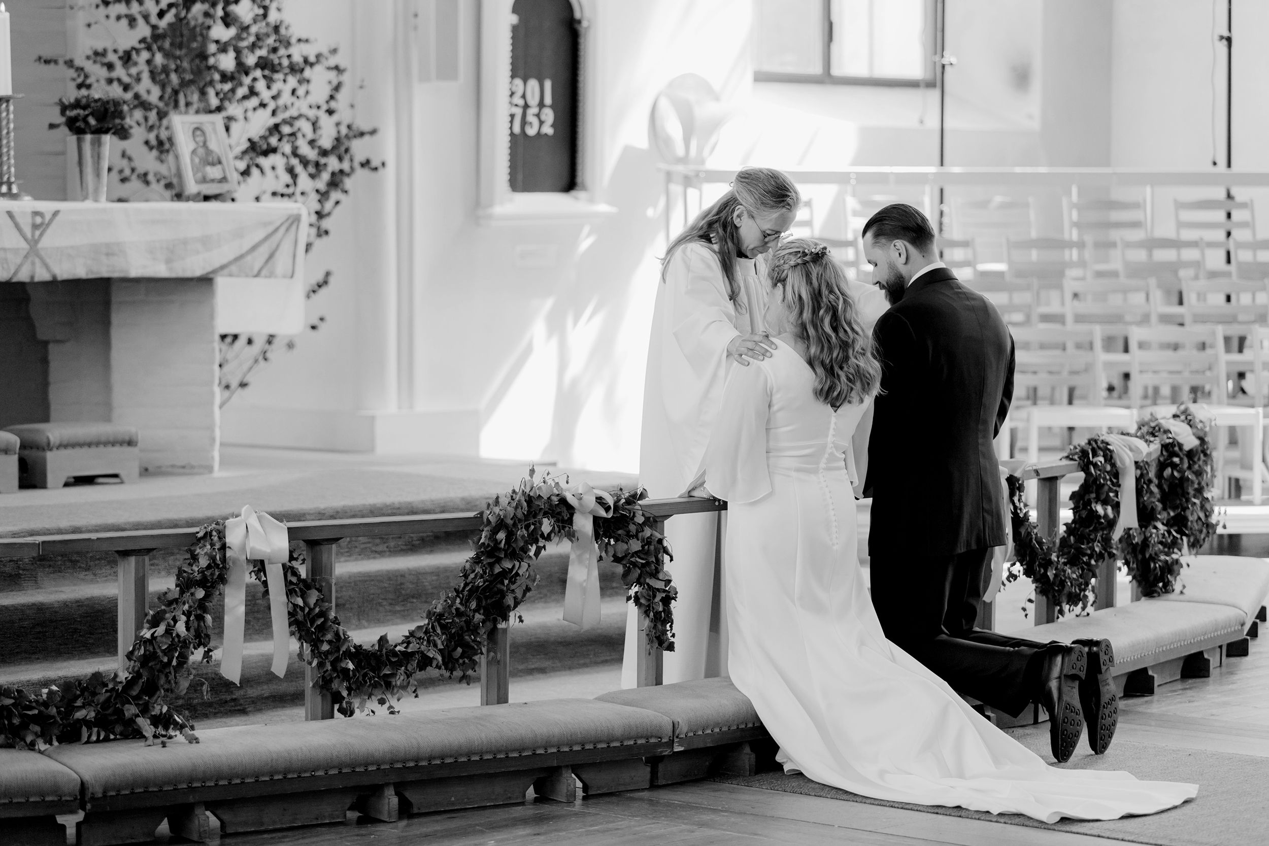 Bröllop i Brunskogs kyrka och Skutbouddens restaurang. Fotograf Rebecca Nordin. Värmland. Bön.