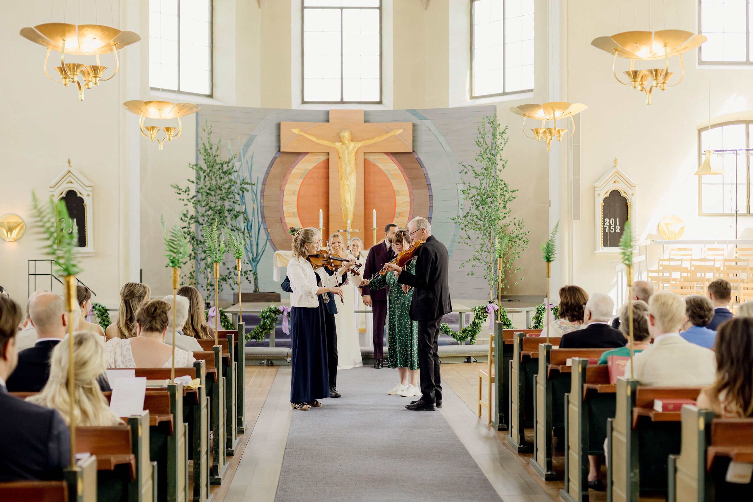 Bröllop i Brunskogs kyrka och Skutbouddens restaurang. Fotograf Rebecca Nordin. Värmland.