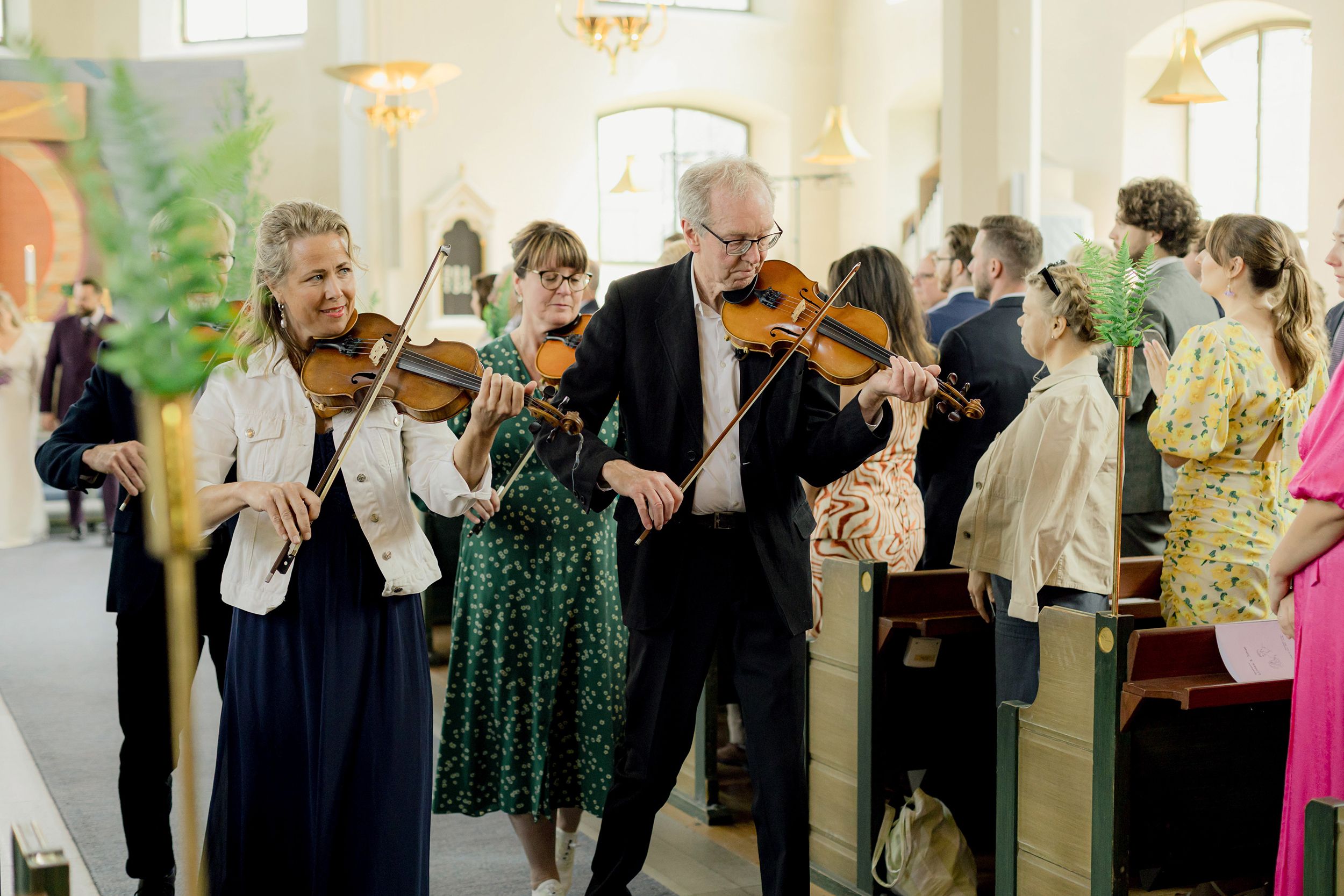 Bröllop i Brunskogs kyrka och Skutbouddens restaurang. Fotograf Rebecca Nordin. Värmland. Spelmanslag.