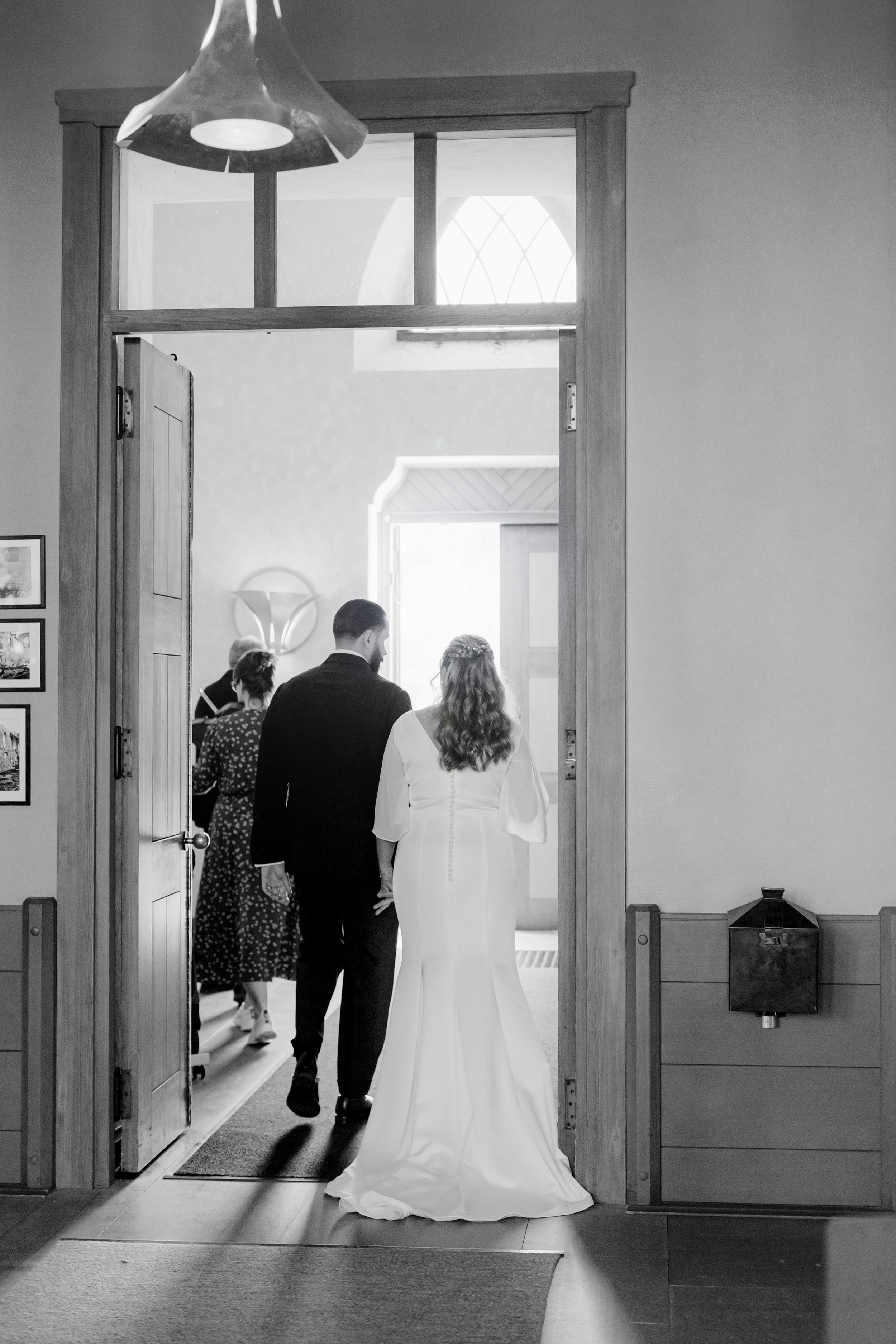 Bröllop i Brunskogs kyrka och Skutbouddens restaurang. Fotograf Rebecca Nordin. Värmland.