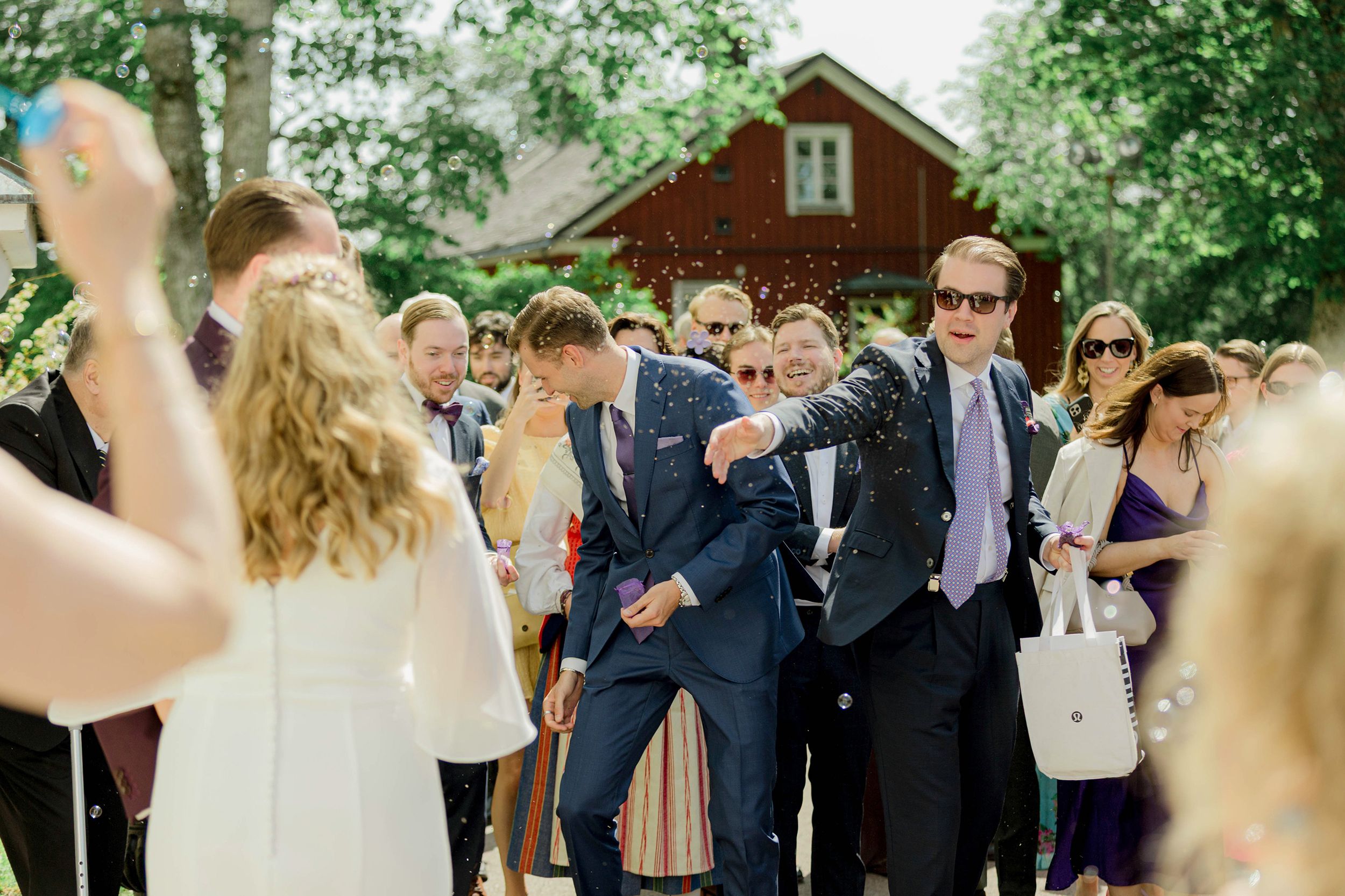 Bröllop i Brunskogs kyrka och Skutbouddens restaurang. Fotograf Rebecca Nordin. Värmland.