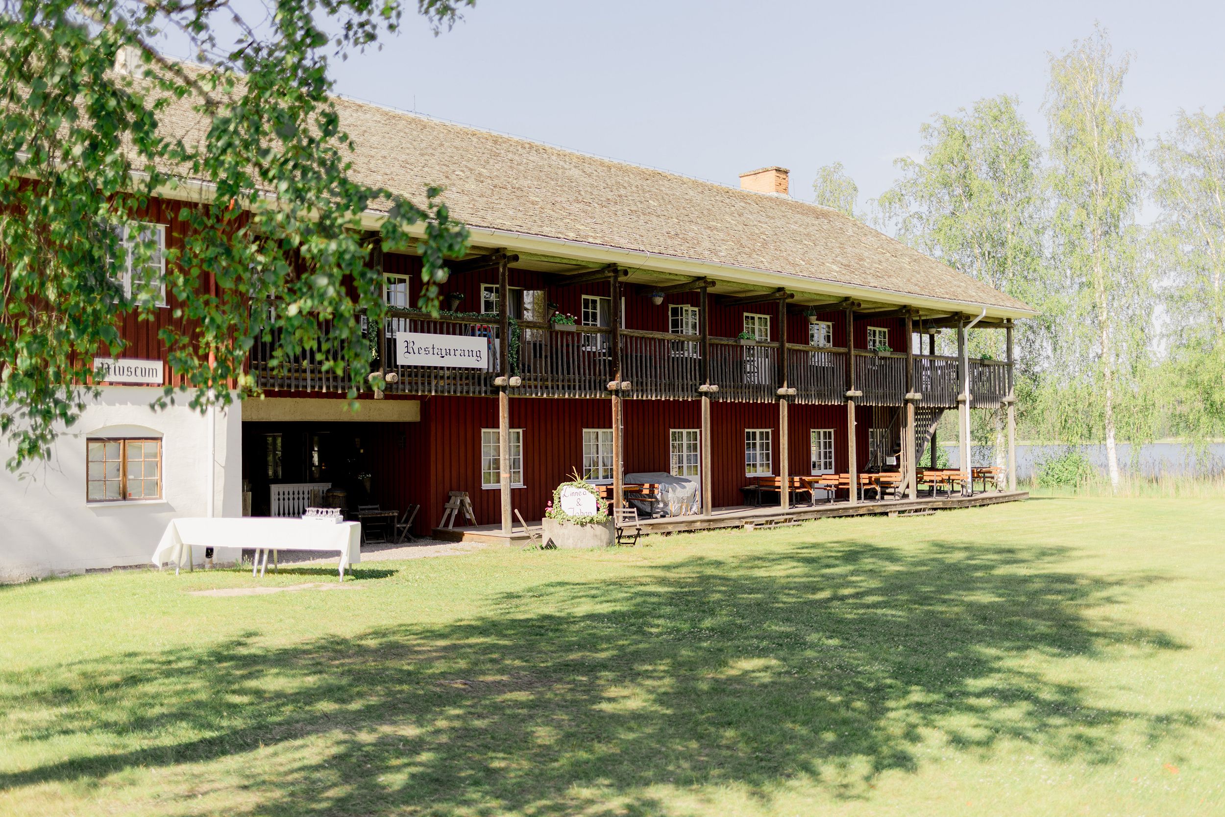 Bröllop i Brunskogs kyrka och Skutbouddens restaurang. Fotograf Rebecca Nordin. Värmland.