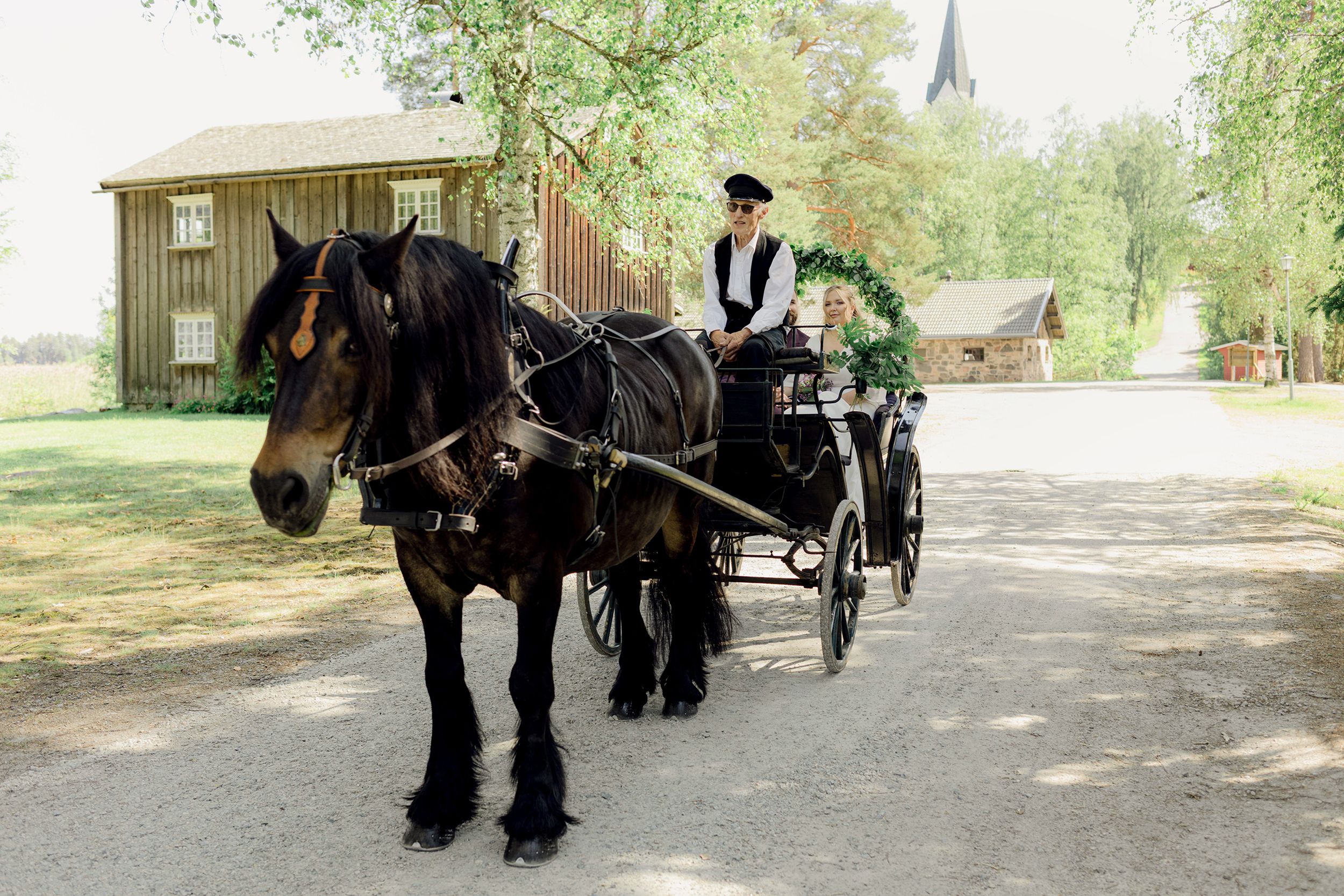 Bröllop i Brunskogs kyrka och Skutbouddens restaurang. Fotograf Rebecca Nordin. Värmland. Häst.