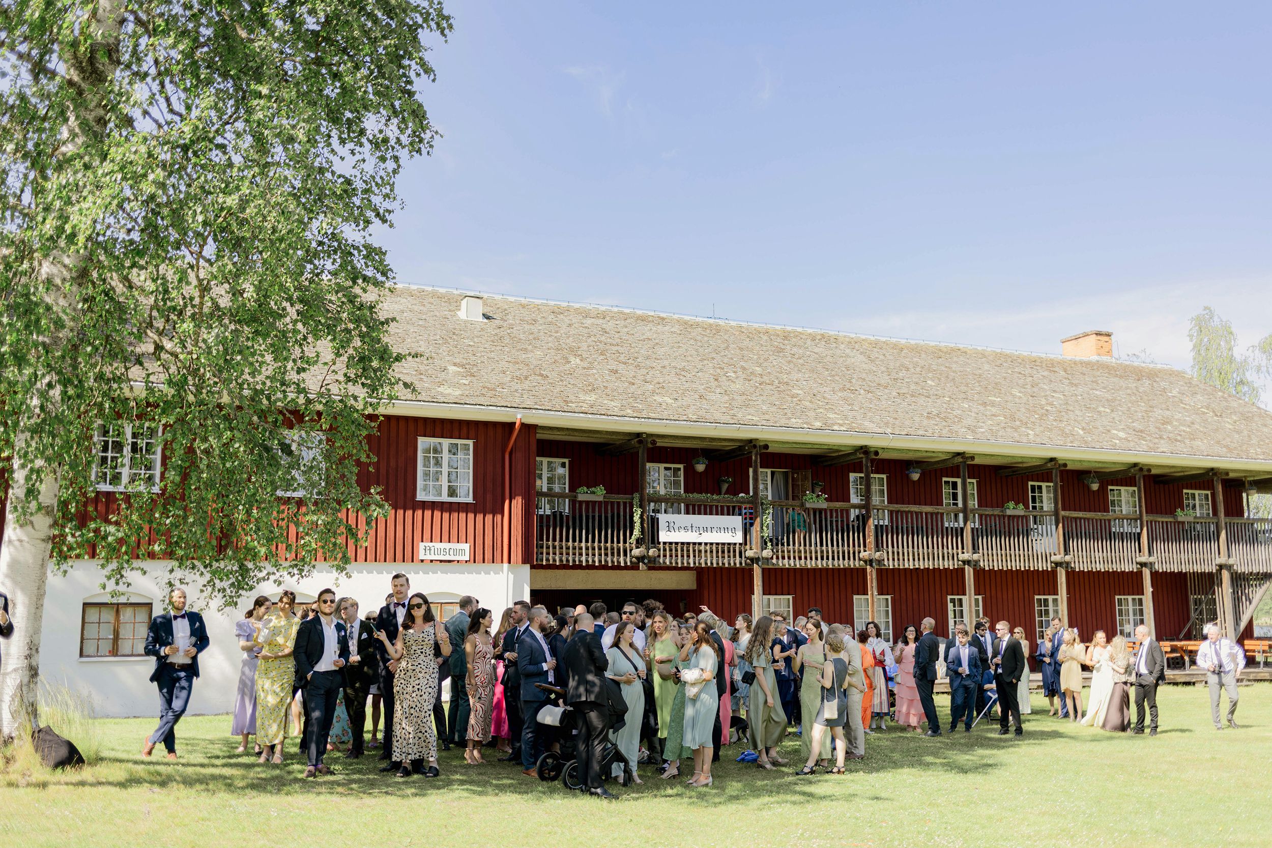 Bröllop i Brunskogs kyrka och Skutbouddens restaurang. Fotograf Rebecca Nordin. Värmland.