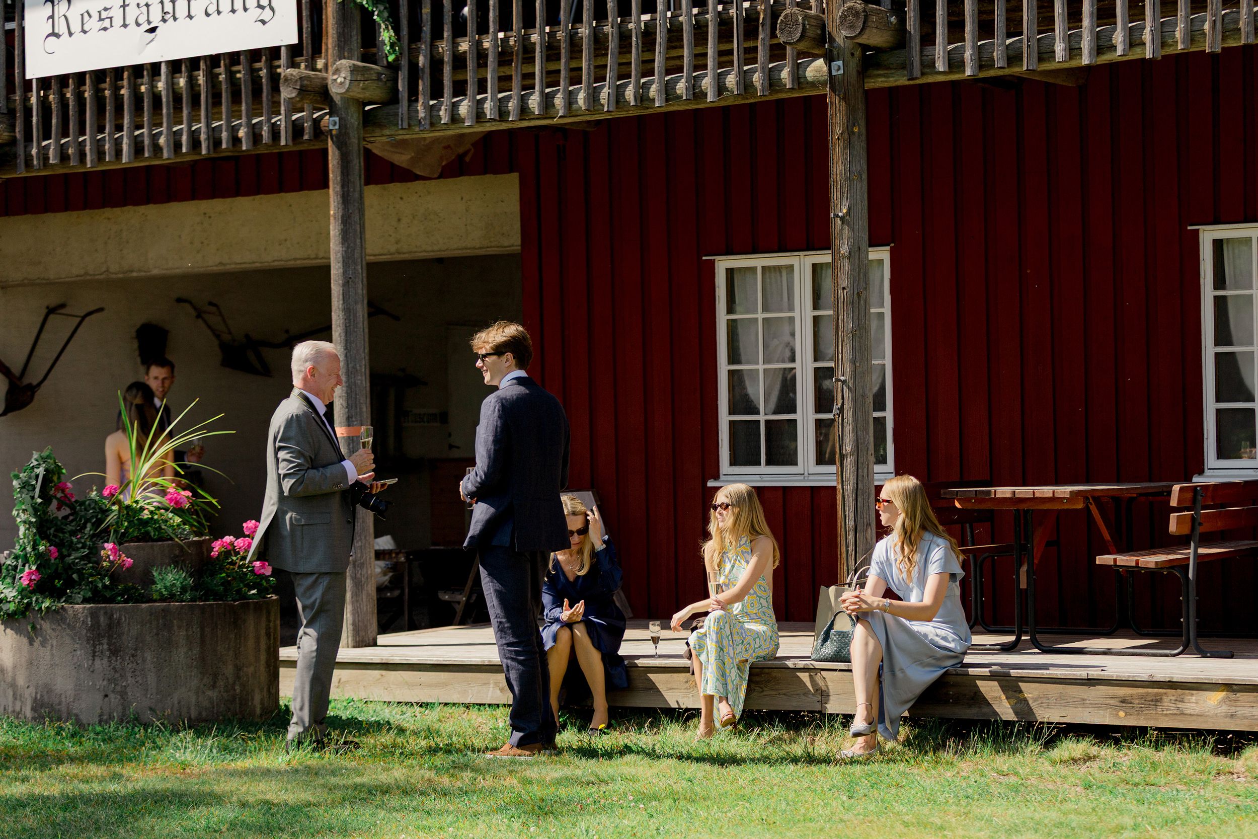 Bröllop i Brunskogs kyrka och Skutbouddens restaurang. Fotograf Rebecca Nordin. Värmland.