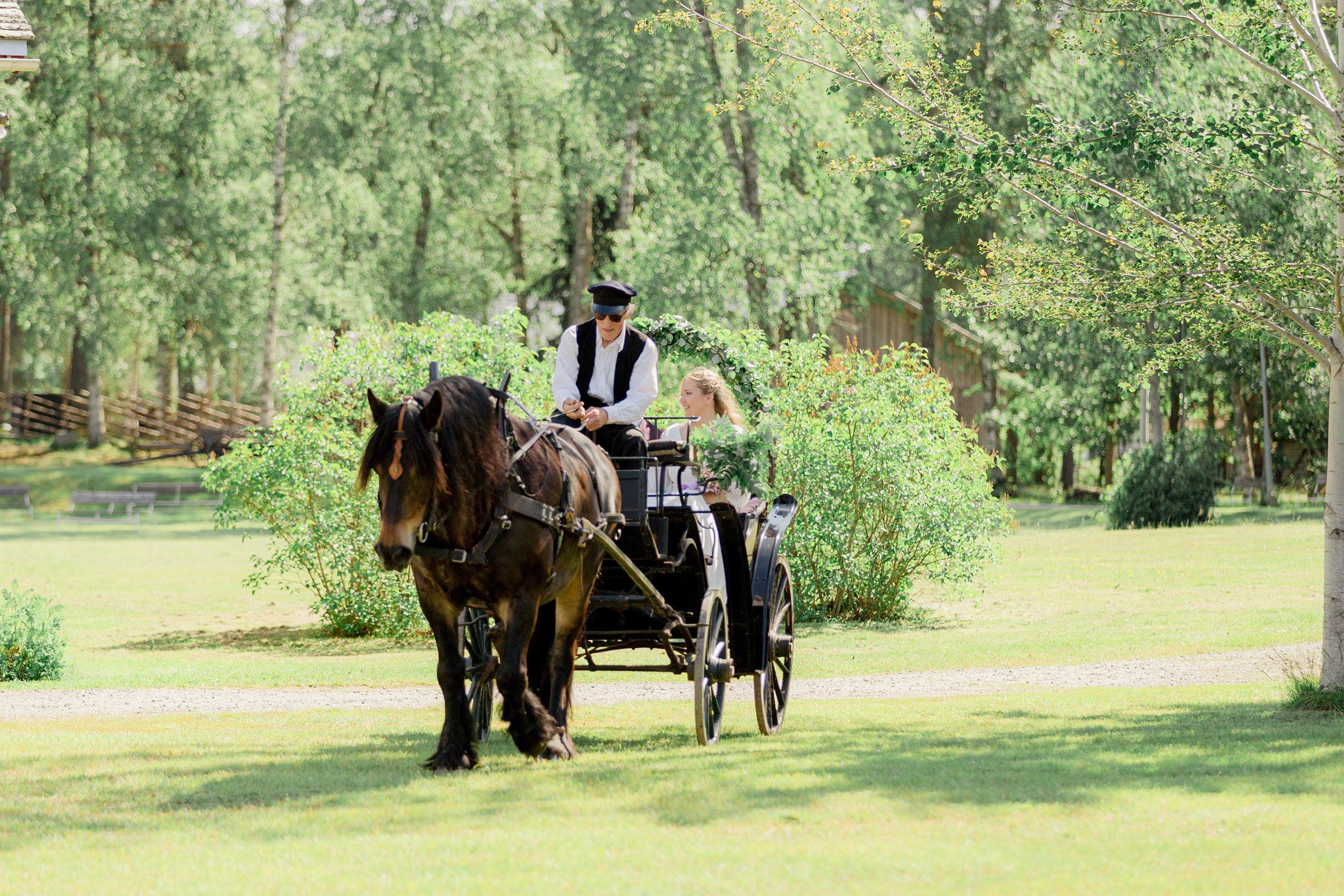 Bröllop i Brunskogs kyrka och Skutbouddens restaurang. Fotograf Rebecca Nordin. Värmland.