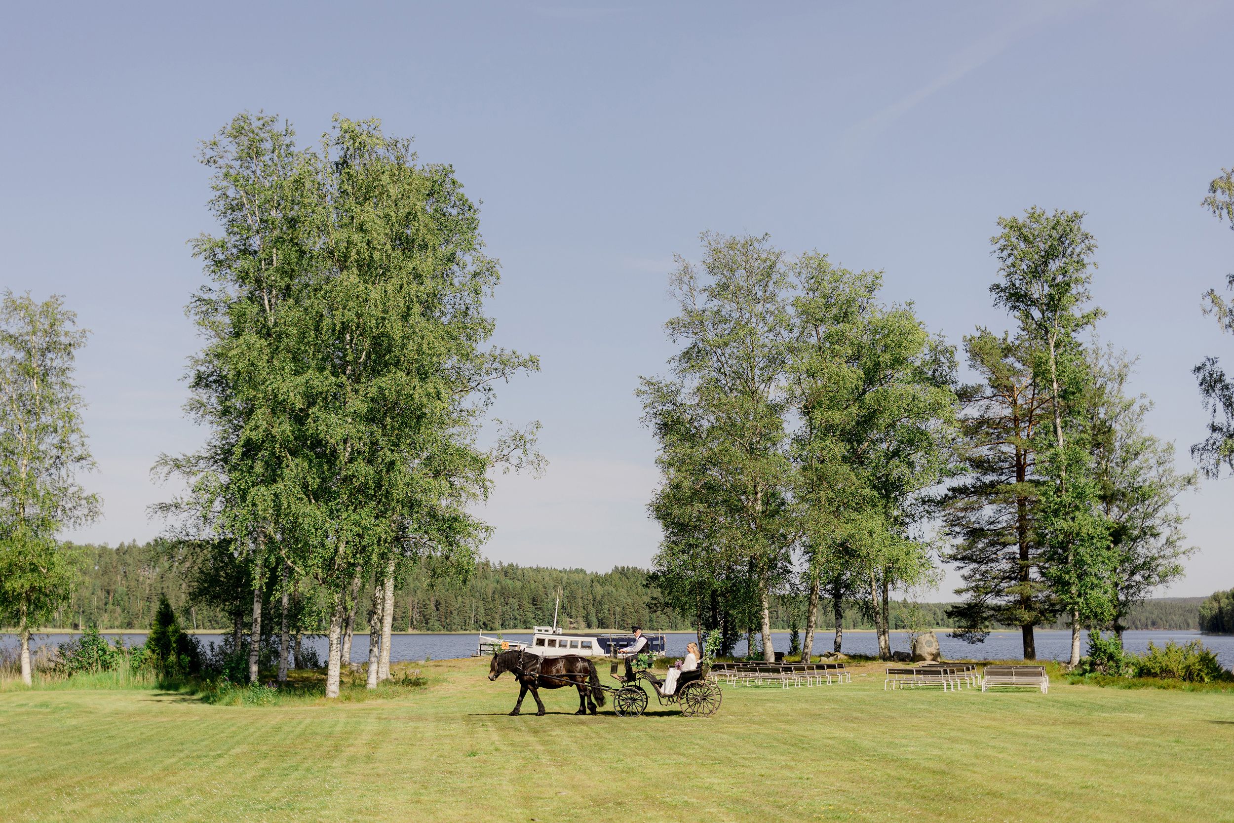 Bröllop i Brunskogs kyrka och Skutbouddens restaurang. Fotograf Rebecca Nordin. Värmland.
