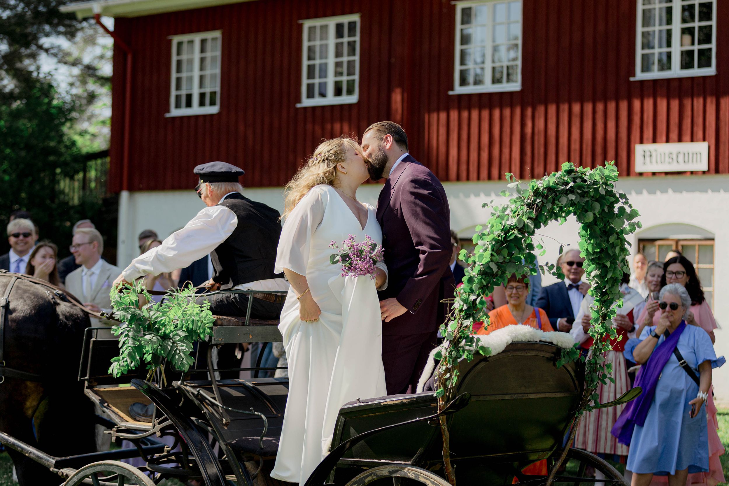 Bröllop i Brunskogs kyrka och Skutbouddens restaurang. Fotograf Rebecca Nordin. Värmland.