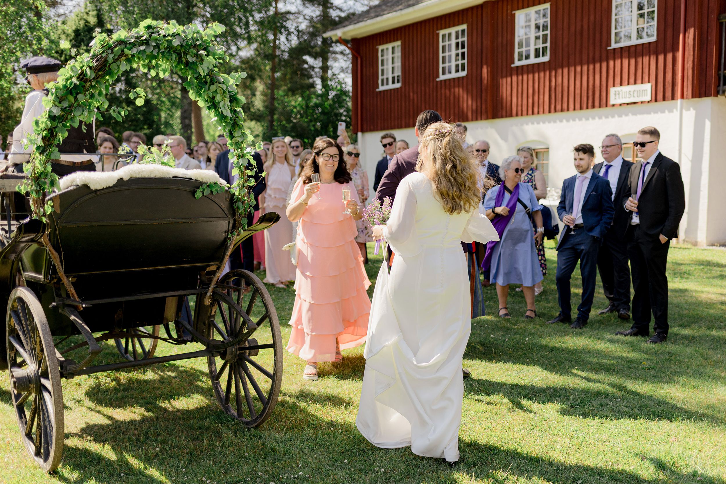 Bröllop i Brunskogs kyrka och Skutbouddens restaurang. Fotograf Rebecca Nordin. Värmland.