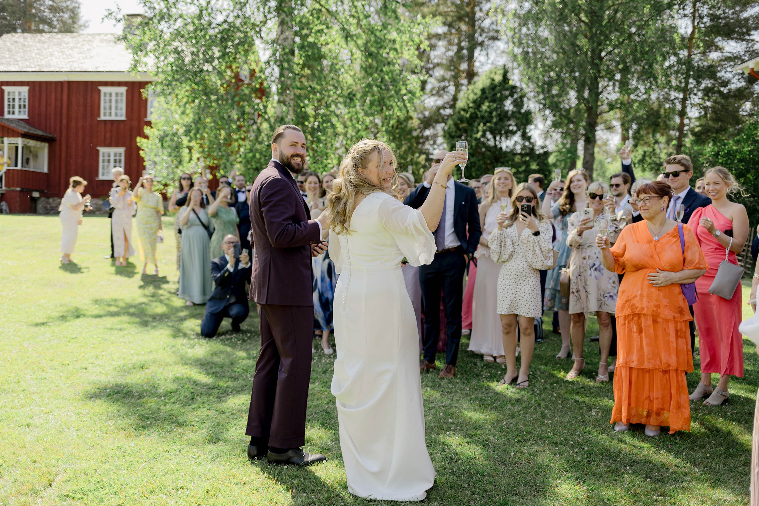 Bröllop i Brunskogs kyrka och Skutbouddens restaurang. Fotograf Rebecca Nordin. Värmland.