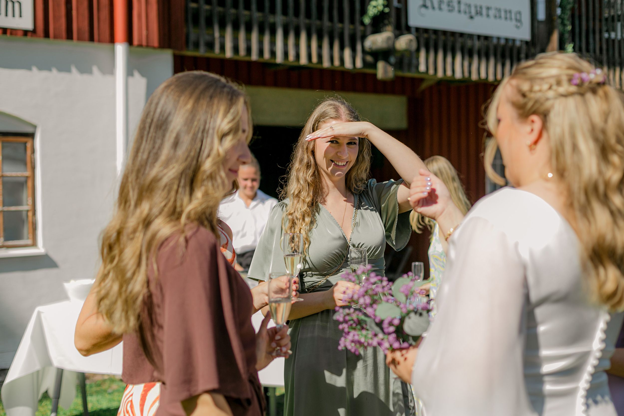 Bröllop i Brunskogs kyrka och Skutbouddens restaurang. Fotograf Rebecca Nordin. Värmland.