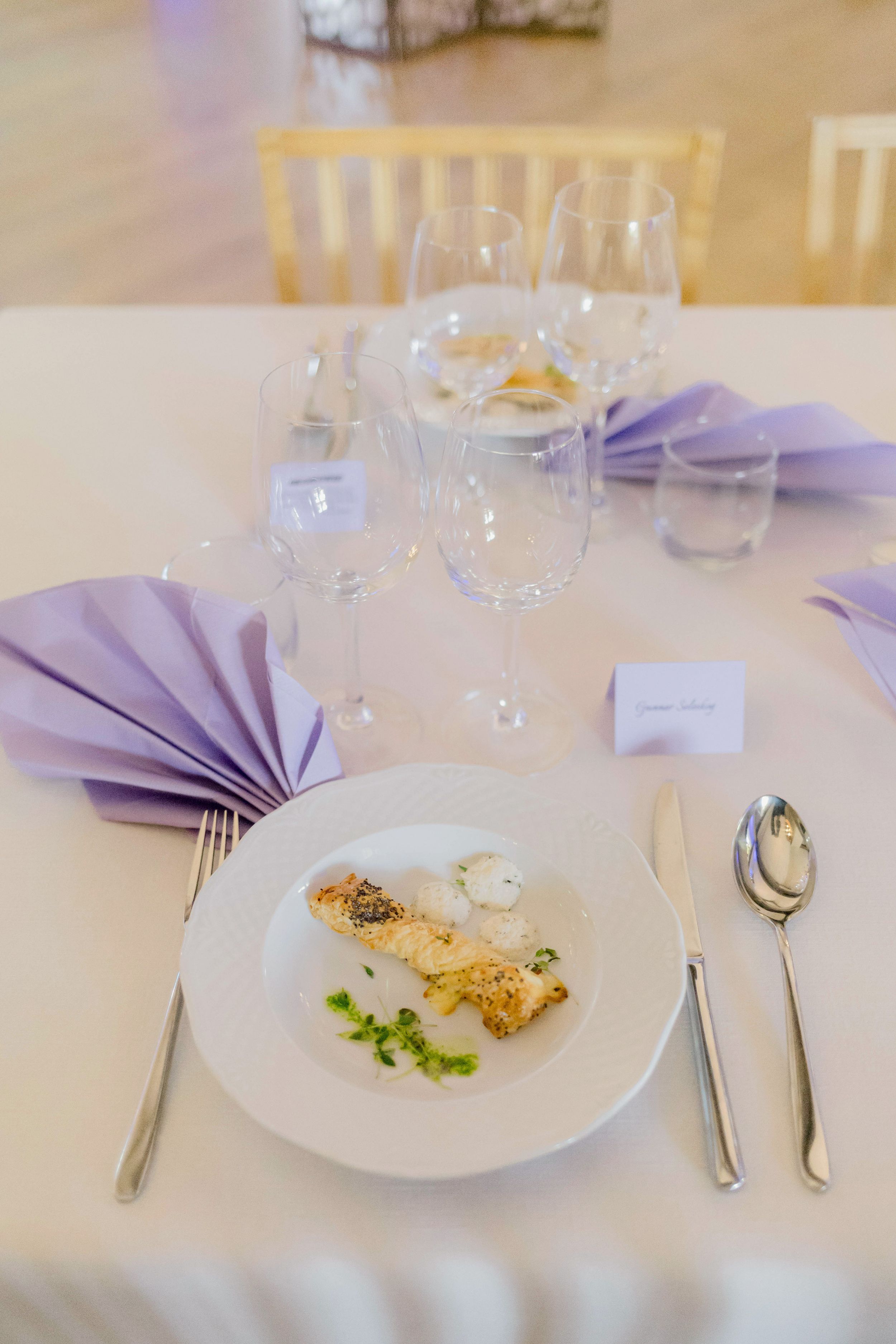 Bröllop i Brunskogs kyrka och Skutbouddens restaurang. Fotograf Rebecca Nordin. Värmland.