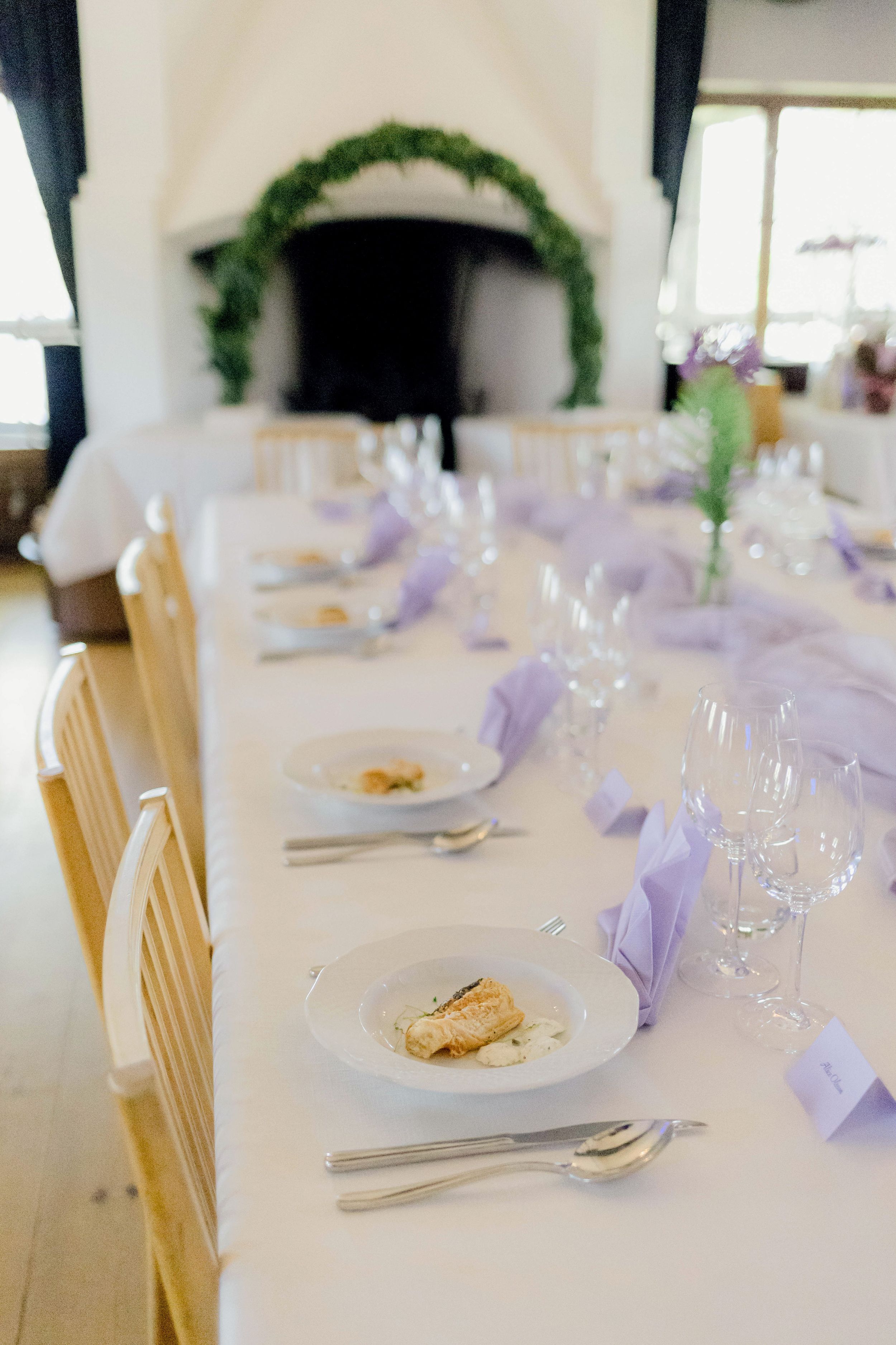 Bröllop i Brunskogs kyrka och Skutbouddens restaurang. Fotograf Rebecca Nordin. Värmland. Dukning.