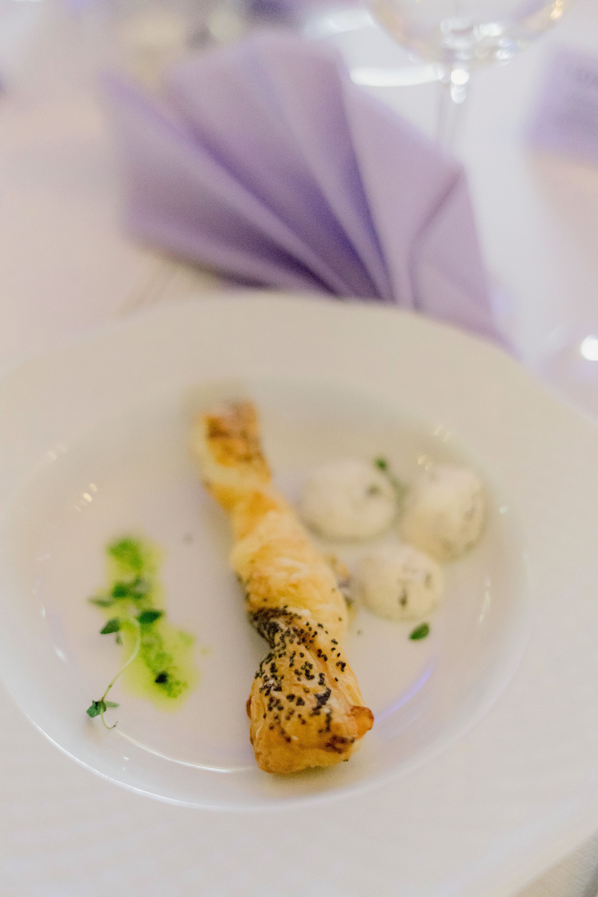 Bröllop i Brunskogs kyrka och Skutbouddens restaurang. Fotograf Rebecca Nordin. Värmland. Förrätt.