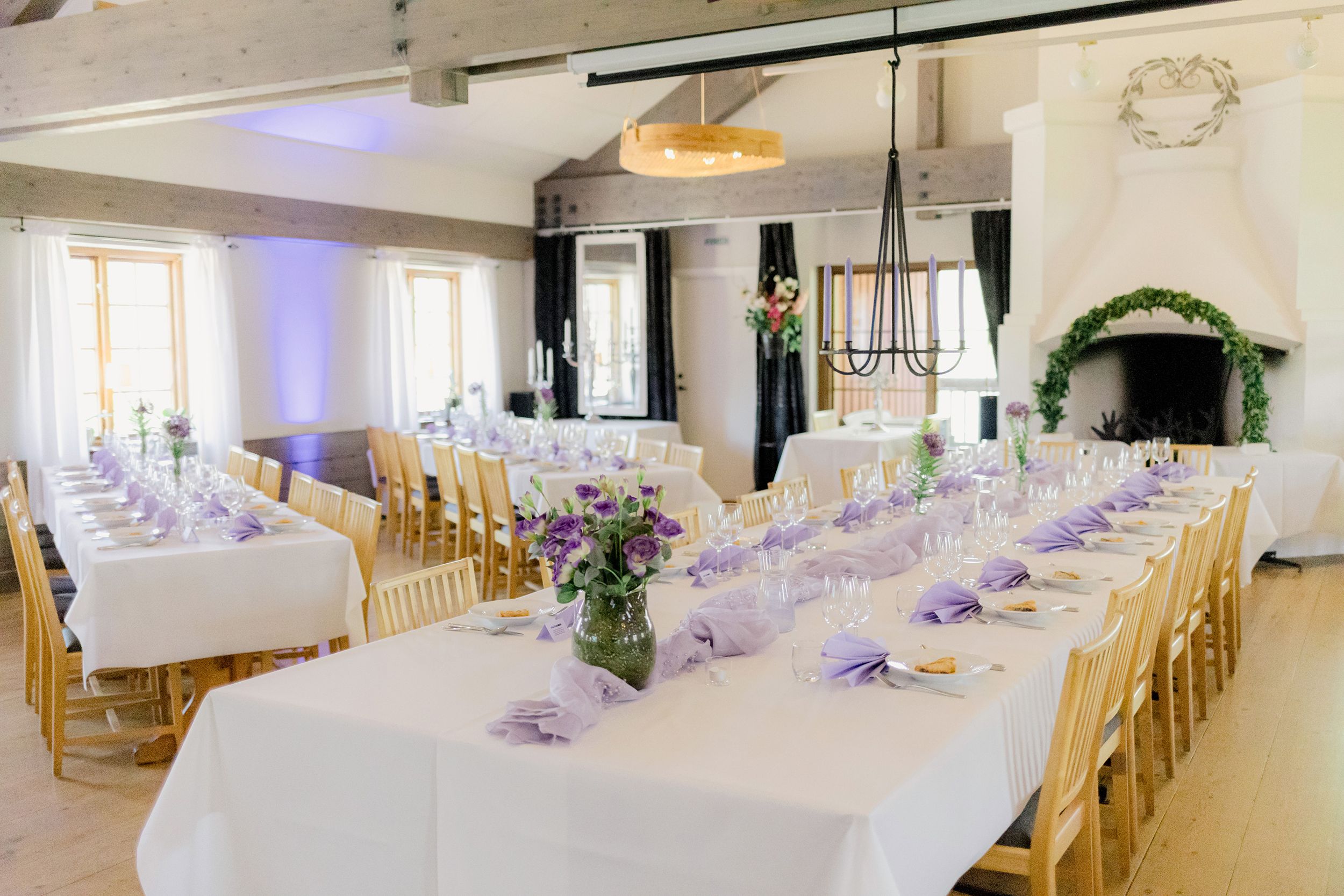 Bröllop i Brunskogs kyrka och Skutbouddens restaurang. Fotograf Rebecca Nordin. Värmland. Salen.