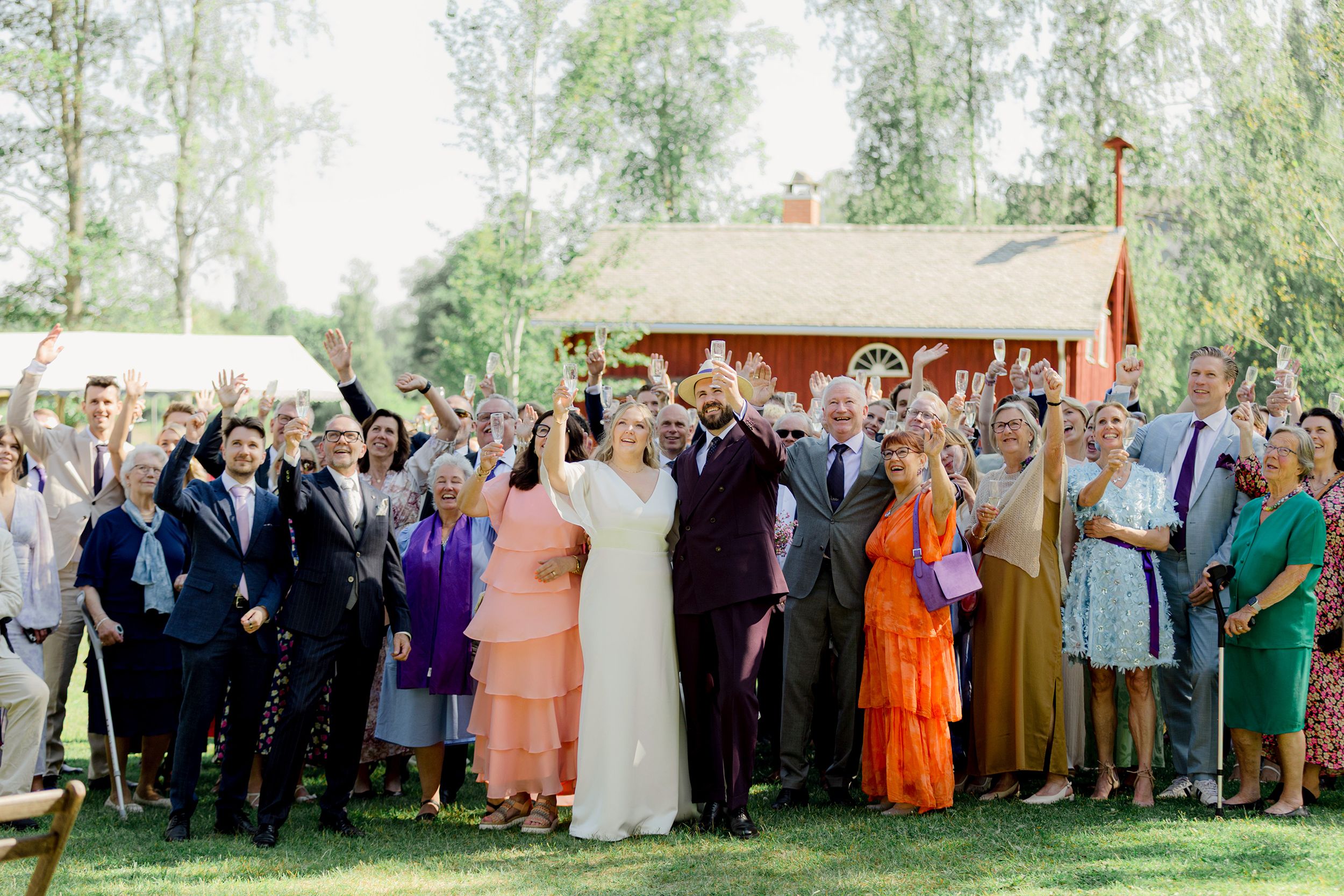 Bröllop i Brunskogs kyrka och Skutbouddens restaurang. Fotograf Rebecca Nordin. Värmland.