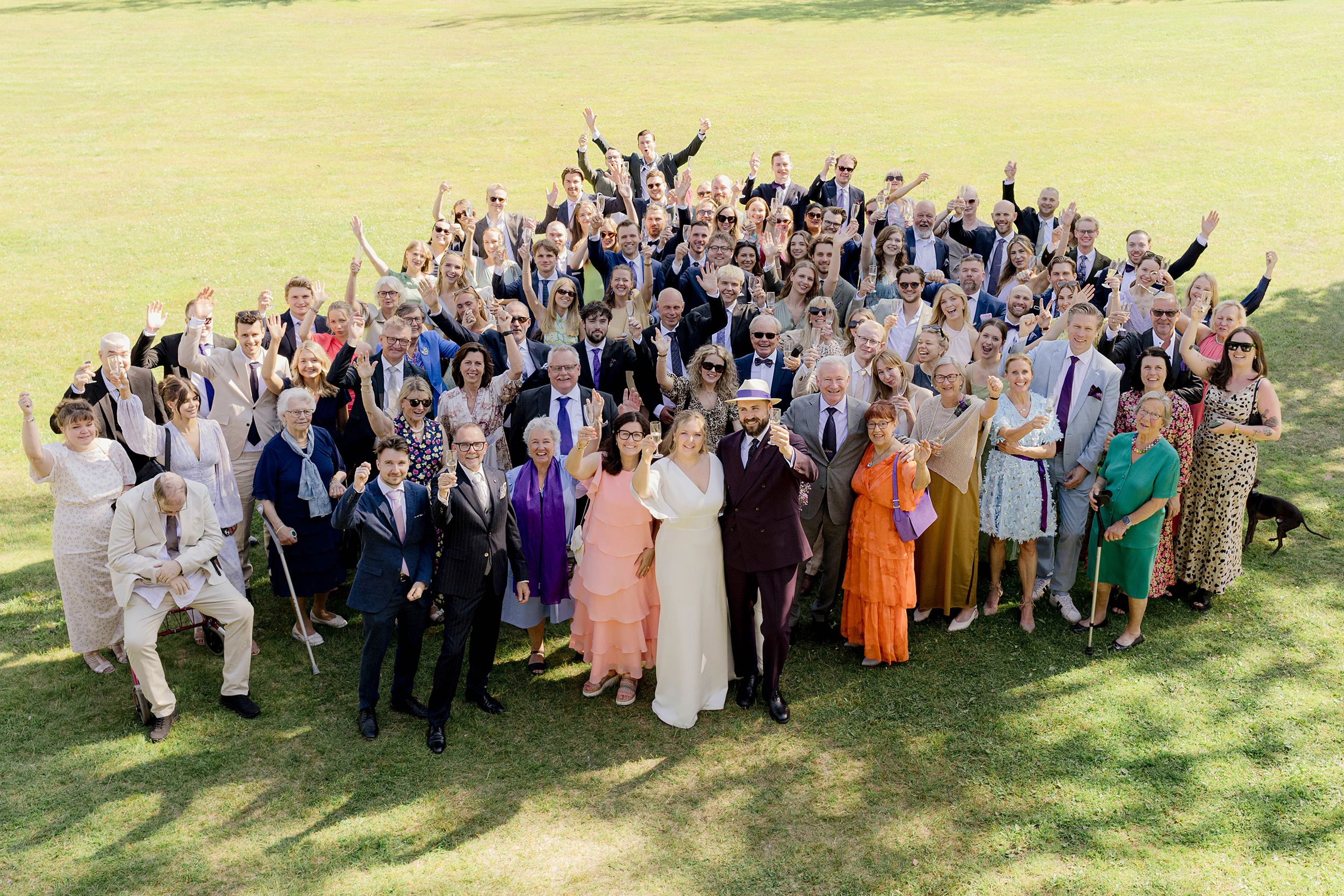 Bröllop i Brunskogs kyrka och Skutbouddens restaurang. Fotograf Rebecca Nordin. Värmland. Gruppbild.