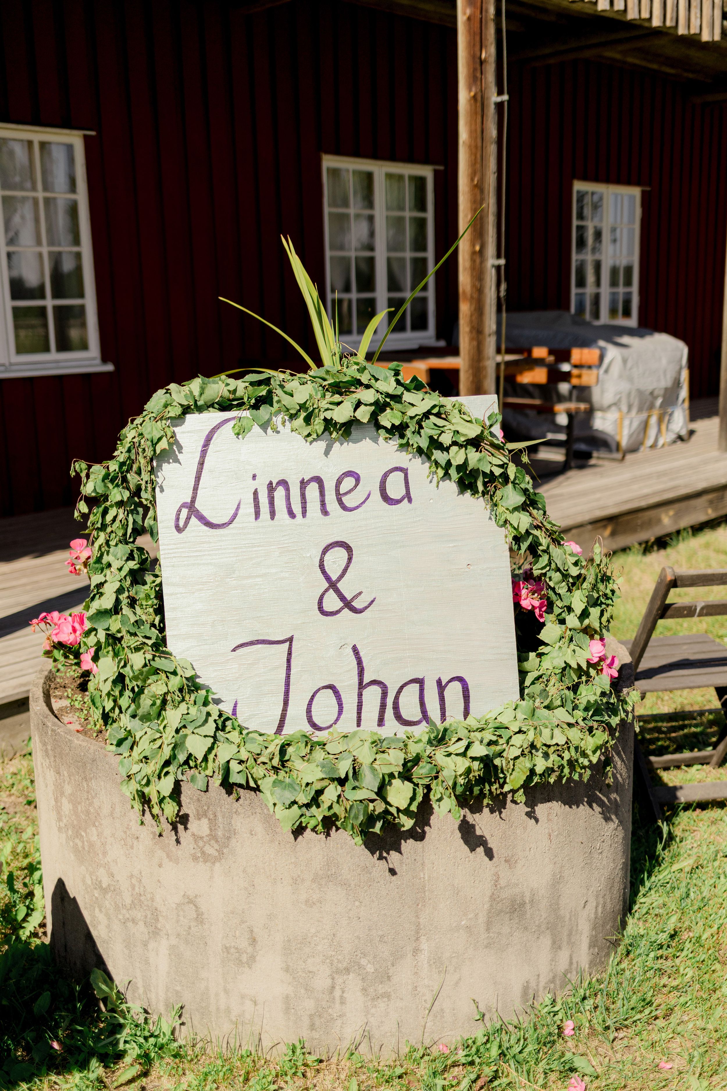 Bröllop i Brunskogs kyrka och Skutbouddens restaurang. Fotograf Rebecca Nordin. Värmland.