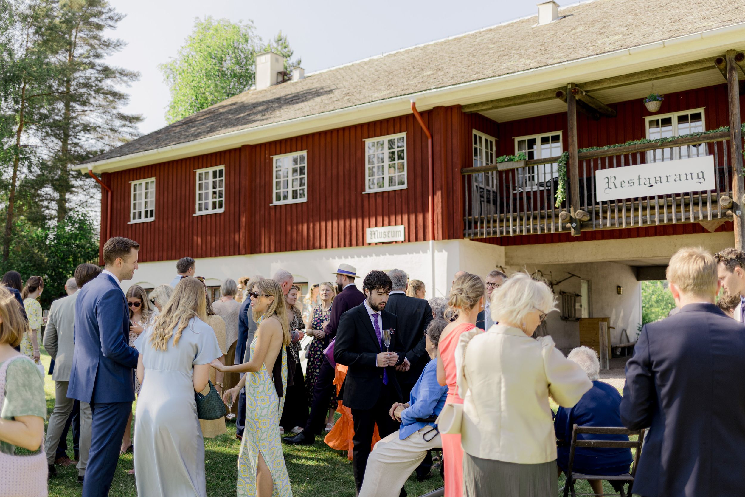 Bröllop i Brunskogs kyrka och Skutbouddens restaurang. Fotograf Rebecca Nordin. Värmland. Mingel.