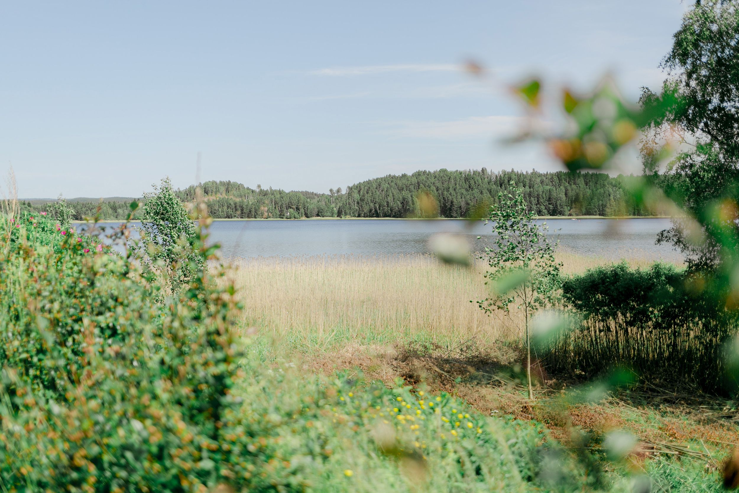 Bröllop i Brunskogs kyrka och Skutbouddens restaurang. Fotograf Rebecca Nordin. Värmland.