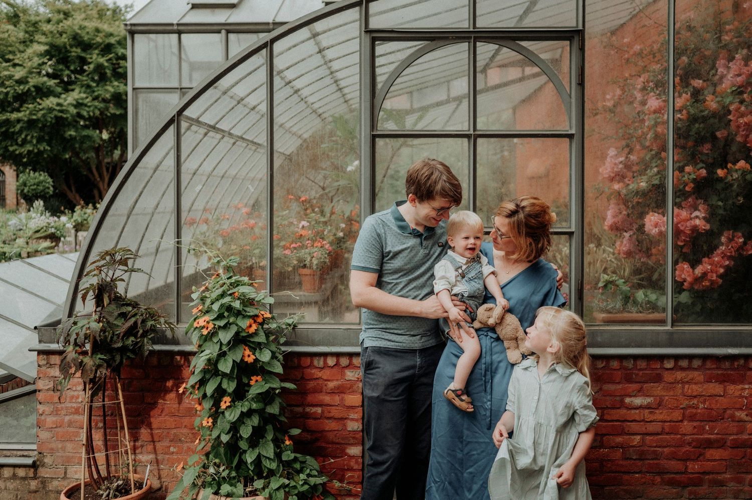 Een foto van een jong gezin samen in de Kruidtuin in Leuven.