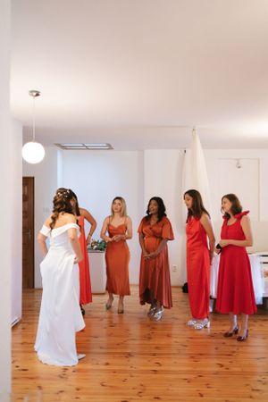 Pregatire mireasa in ziua nuntii, fotografii cu domnisoarele de onoare