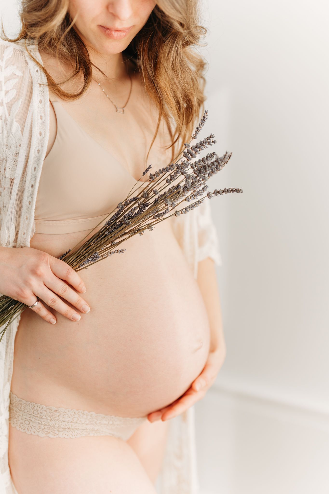 Photographe de maternité et nouveau-né à Saint-Augustin-de-Desmaures. Séance photo en studio, garde-robe cliente disponible.