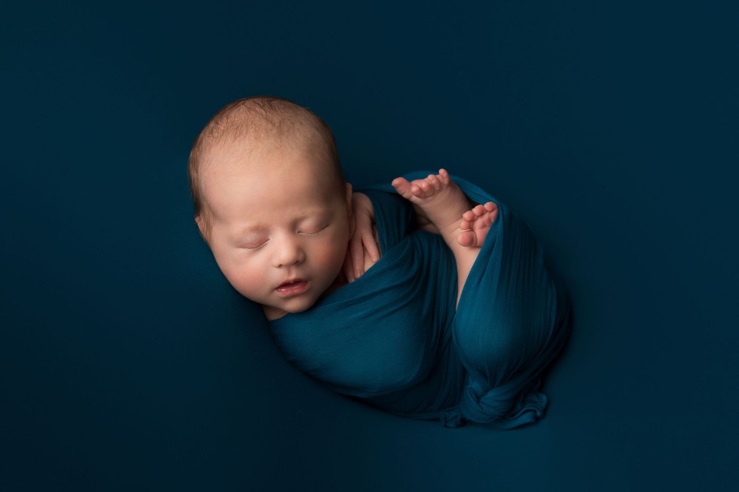 Newborn posing by kara jade photography