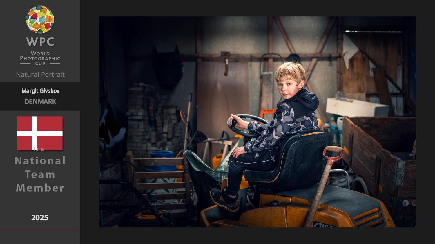 World Photographic Cup 2025, Naturligt portræt kategori. Dreng der sidder på havetraktor i skur.