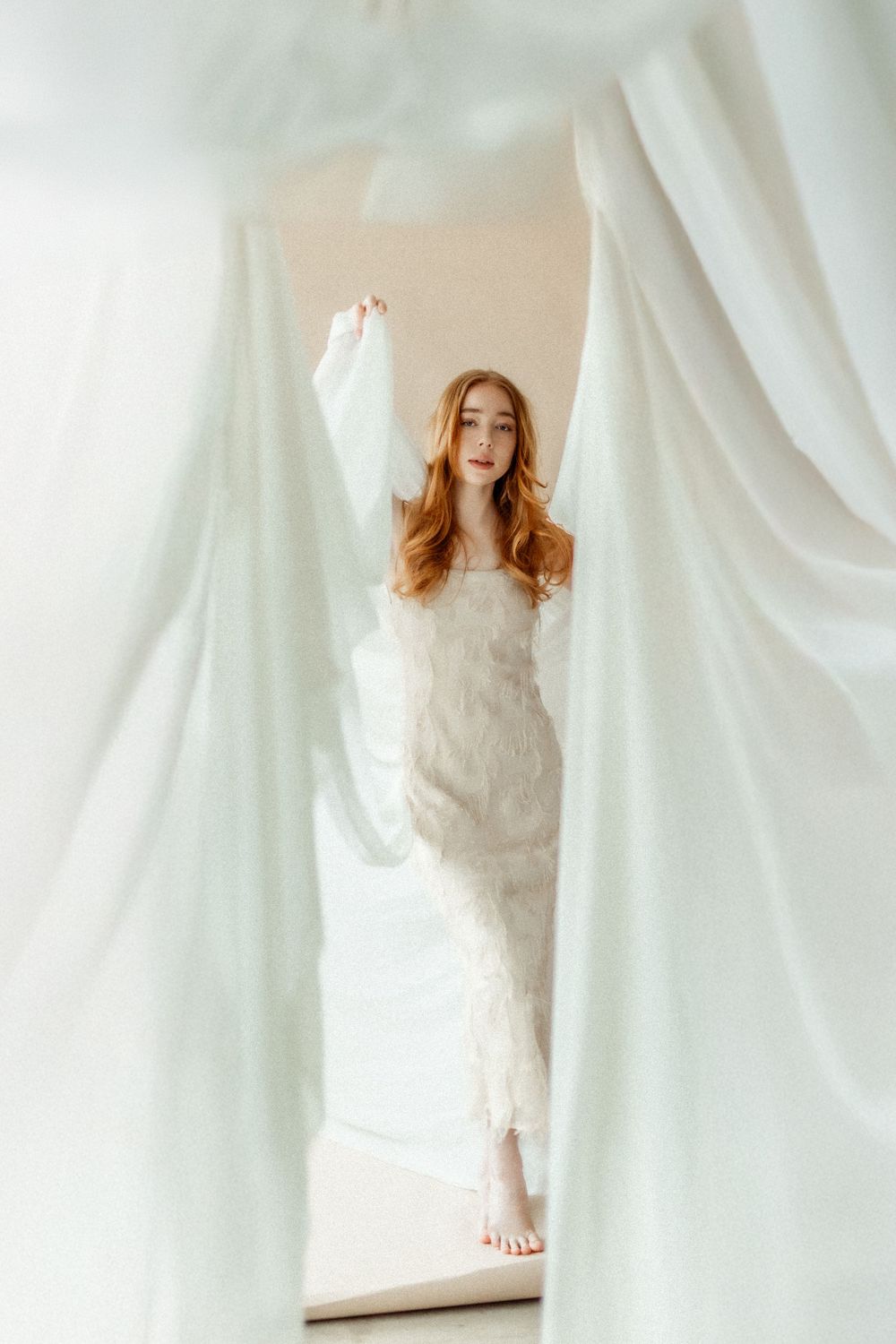 Romanttinen boudoir-kuvaus, jossa asiakas ilmentää itsensä rakastamisen ja kauneuden korostamista. Kuvassa näkyy pehmeitä valoja ja intiimiä