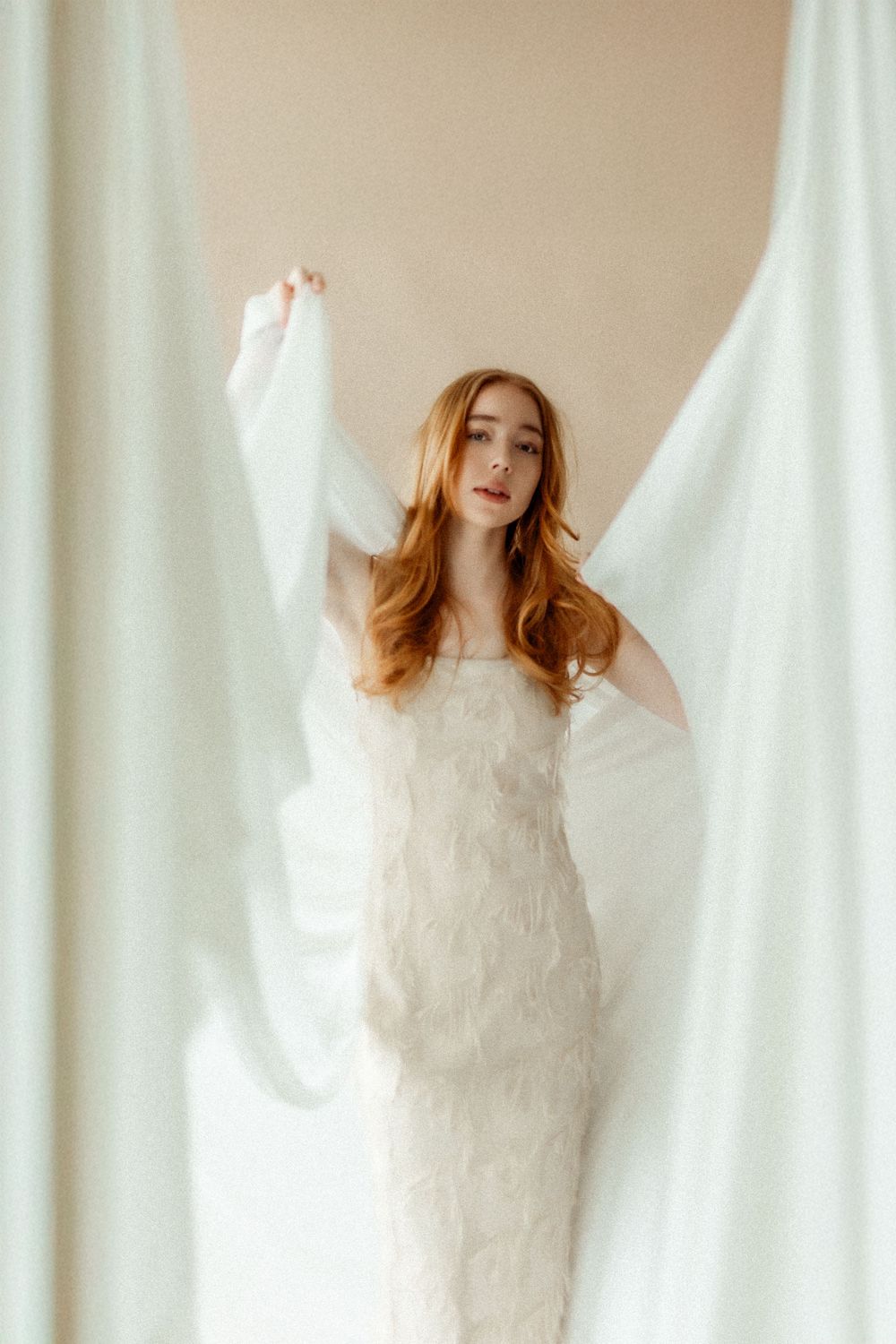Romanttinen boudoir-kuvaus, jossa asiakas ilmentää itsensä rakastamisen ja kauneuden korostamista. Kuvassa näkyy pehmeitä valoja ja intiimiä