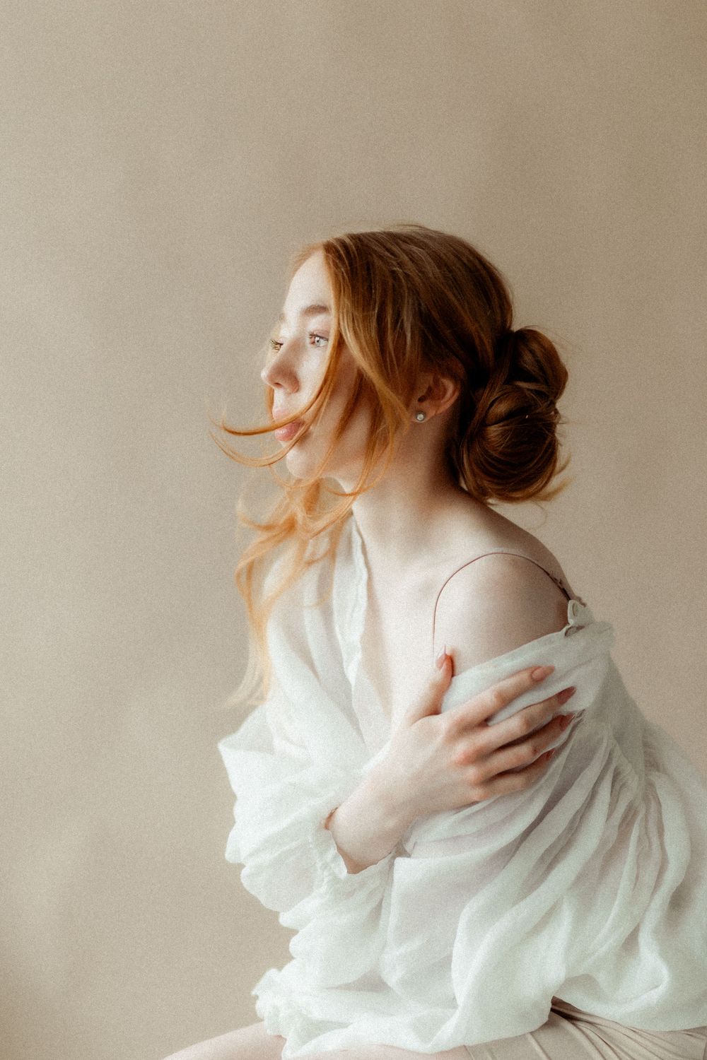 Romanttinen boudoir-kuvaus, jossa asiakas ilmentää itsensä rakastamisen ja kauneuden korostamista. Kuvassa näkyy pehmeitä valoja ja intiimiä